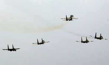 Su-30MK2 fighter jets perform dramatic drill over Hanoi