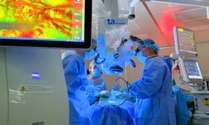 Fluorescent dye illuminates malignant brain tumor, guiding surgeon