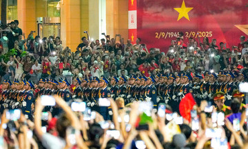 Parade rehearsal draws massive crowds in Hanoi