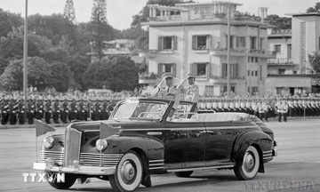 The legendary limousine in the 2/9/1975 military parade