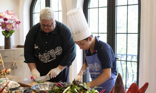 New Zealand parliamentary speaker tries his hand at Vietnamese cuisine