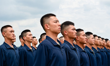 120 Chinese soldiers arrive in Vietnam for parade