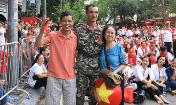 Fleeting reunions for parade soldiers and their families