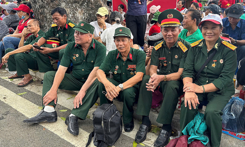 Veterans' songs uplift spirits before parade rehearsal