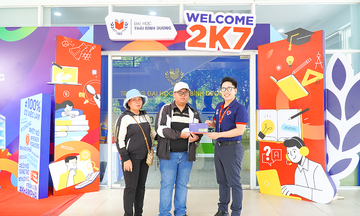 Two universities gift students for national day