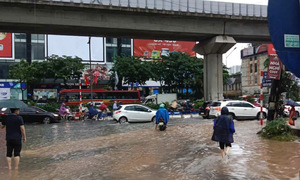 University freshmen scramble for accommodation in Hanoi