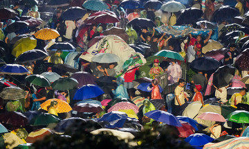 Hanoi residents brave rain for parade rehearsal preview