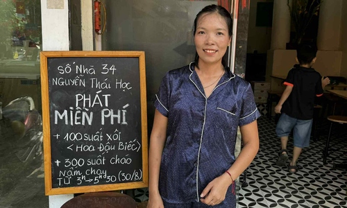 Free food and refreshments offered to parade spectators in Hanoi