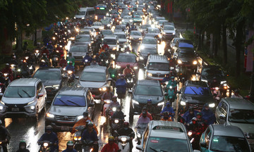 Traffic jams at Tan Son Nhat airport ahead of national day holiday