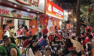 Hanoi eateries stay open all night to serve parade spectators