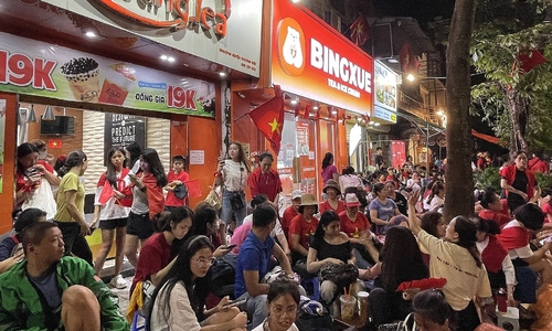 Hanoi eateries stay open all night to serve parade spectators