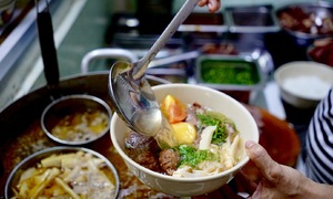 Lao-inspired beef and bamboo shoot noodle soup draws crowds in Ho Chi Minh City