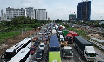 Traffic jam stretches 3 km on Ho Chi Minh City - Long Thanh expressway during holiday