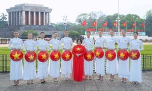 Top model contestants pose on Hanoi's streets
