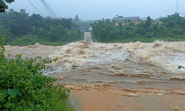 Typhoon Nongfa brings flooding and isolation to Ha Tinh and Quang Tri provinces
