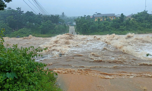 Typhoon Nongfa brings flooding and isolation to Ha Tinh and Quang Tri provinces