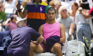 Alcaraz advances to US Open fourth round despite knee pain