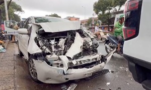 Car causes chain-reaction crash in Vung Tau