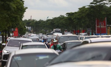 Traffic jam stretches for nearly 5 km near national exhibition center