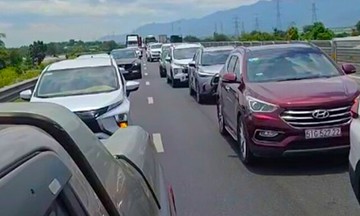 Traffic jams on Dau Giay-Vinh Hao expressway during holiday weekend