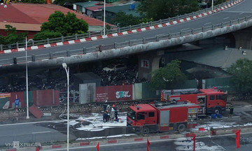 Fire engulfs motorcycle parking lot under Vinh Tuy bridge