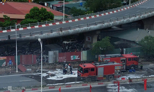 Fire engulfs motorcycle parking lot under Vinh Tuy bridge