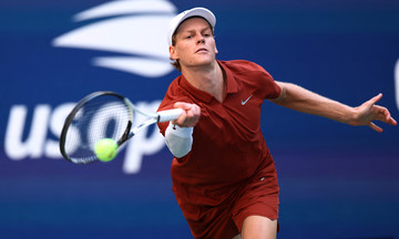 Sinner overcomes challenges, including a broken shoelace, to reach US Open fourth round