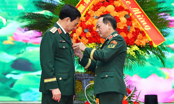 General Phan Van Giang receives first-class military exploit order
