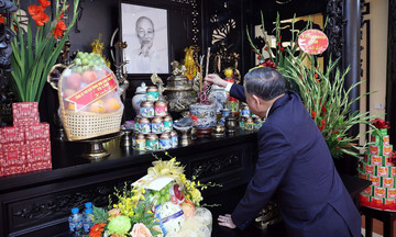 Party general secretary offers incense at Ho Chi Minh's declaration of independence drafting site