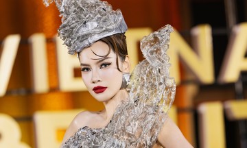 Le Hoang Phuong wears a 20 kg dress as the show's vedette
