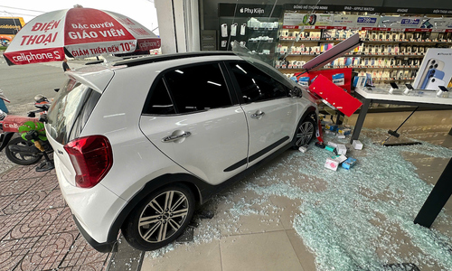 Car crashes into phone store