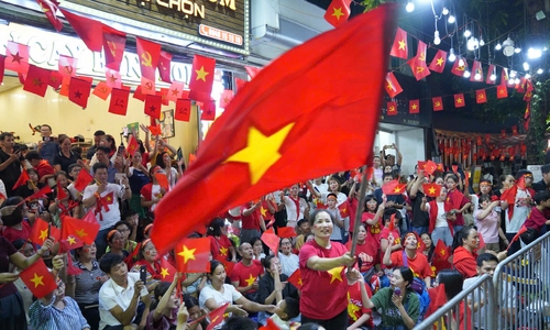 Foreign tourists captivated by Hanoi's sea of red and gold for National Day