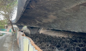 Around 500 motorbikes destroyed in fire under Vinh Tuy bridge