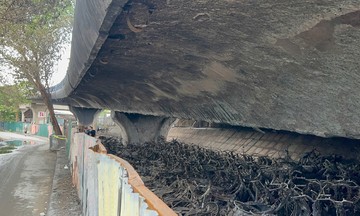 Around 500 motorbikes destroyed in fire under Vinh Tuy bridge