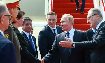 Putin arrives in China