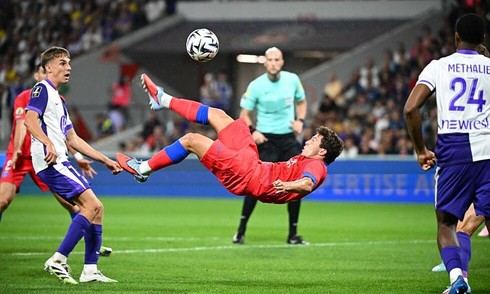 PSG routs Toulouse with stunning bicycle kick goals