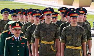 International military personnel visit Ho Chi Minh Mausoleum and national exhibition