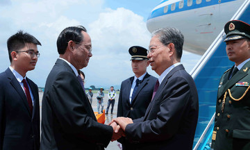 China's top legislator arrives in Vietnam