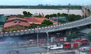 Vinh Tuy bridge restricts trucks after parking lot fire