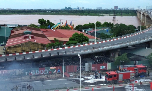 Vinh Tuy bridge restricts trucks after parking lot fire