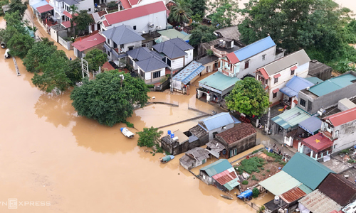 Flooding inundates villages outside Hanoi