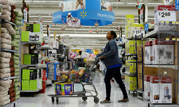 American consumer spending rises despite inflation