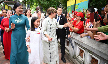Cuban, Vietnamese first ladies enjoy water puppet show and Hanoi stroll