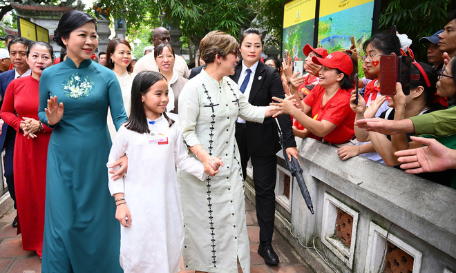 Cuban, Vietnamese first ladies enjoy water puppet show and Hanoi stroll
