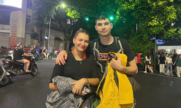 Tourists stranded by early road closures before parade