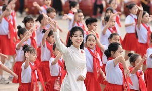 Prime minister urges swift distribution of national day gifts
