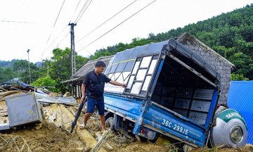 Three cars narrowly escape landslide on Highway 47