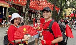 Residents and tourists flock to dining and entertainment venues after parade