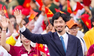 80 artists march in national day parade