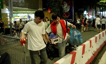 Crowds force spectators to abandon national day parade viewing plans
